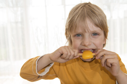 Austria, Boy eating icecream - CWF000042