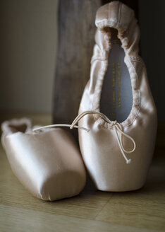 Little ballet shoes, close up - MBOF000012
