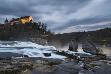 Schweiz, Schaffhausen, Blick auf Wasserfall in der Abenddämmerung - EL000005