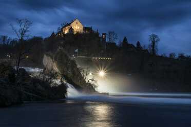 Schweiz, Schaffhausen, Blick auf Wasserfall in der Abenddämmerung - EL000004