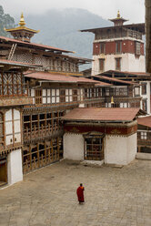 Bhutan, Buddhist im Hof des Trongsa Dzong - HL000152