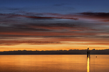 Deutschland, Konstanz, Blick auf Leuchtturm am Bodensee - ELF000018