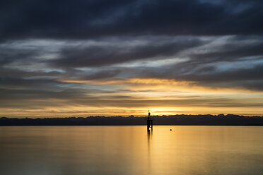 Deutschland, Konstanz, Blick auf Leuchtturm am Bodensee - ELF000019