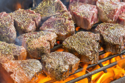 Grillen von T-Bone-Steaks auf dem Grill, Nahaufnahme, lizenzfreies Stockfoto