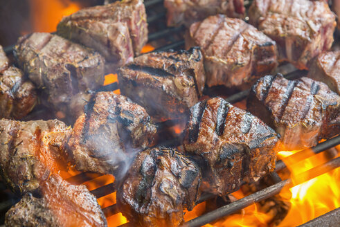 Grilling T bone steaks on barbecue, close up - ABAF000837