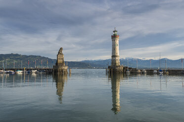 Deutschland, Bayern, Blick auf den Leuchtturm in Lindau - EL000030