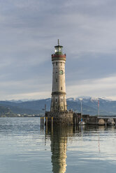 Deutschland, Bayern, Blick auf den Leuchtturm in Lindau - EL000031