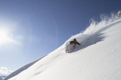 Österreich, Tirol, Mittlerer Erwachsener Mann beim Skifahren im Schnee in Kitzbühel - FF001349