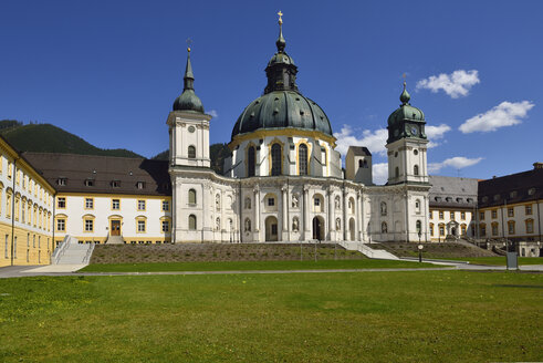 Deutschland, Bayern, Ansicht des Benediktinerklosters Abtei Ettal - ES000376