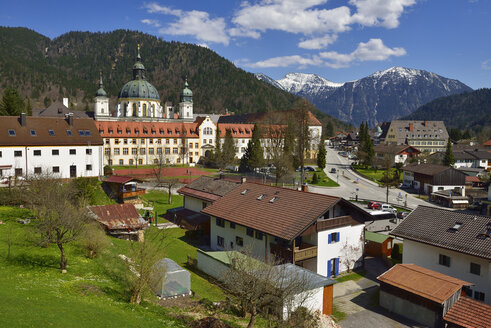 Deutschland, Bayern, Ansicht des Benediktinerklosters Abtei Ettal - ES000378