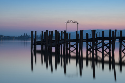 Deutschland, Baden Württemberg, Blick auf den Bodensee in der Abenddämmerung, lizenzfreies Stockfoto