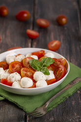 Caprese Salat in Teller auf Holztisch, Studioaufnahme - SBDF000147