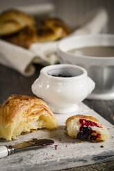 Croissants mit Milchkaffee und Marmelade auf Holzbrett, Studioaufnahme - SBDF000152