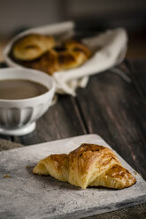 Croissants mit Milchkaffee und Marmelade auf Holzbrett, Studioaufnahme - SBDF000153