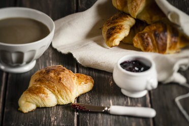 Croissants mit Milchkaffee und Marmelade auf Holzbrett, Studioaufnahme - SBDF000154