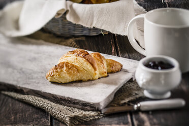 Croissants und Marmelade auf Holztisch, Studioaufnahme - SBDF000185