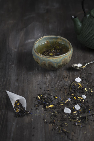 Japanische Teekanne und Schale mit Teeblättern auf Holztisch, Studioaufnahme, lizenzfreies Stockfoto