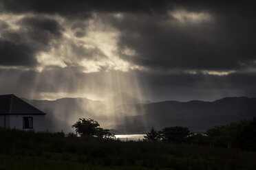 Schottland, Isle of Skye, Sonnenstrahlen leuchten durch Gewitterwolken - SBD000197