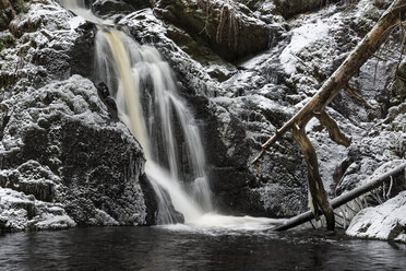 Germany, Falkau near Feldberg, View of icy waterfall - EL000054