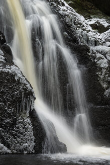 Deutschland, Falkau bei Feldberg, Blick auf vereisten Wasserfall - EL000055