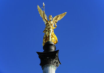 Deutschland, Bayern, München, Statue von Friedensengel gegen Himmel - LH000107