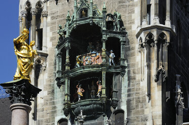 Deutschland, Bayern, München, Statue der Jungfrau Maria und Glockenspiel Uhr - LH000108