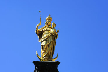 Deutschland, Bayern, München, Statue der Jungfrau Maria gegen den Himmel - LH000109