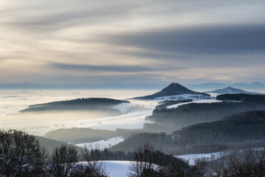 Deutschland, Baden Württemberg, Blick auf neblige Hegau-Landschaft - ELF000051