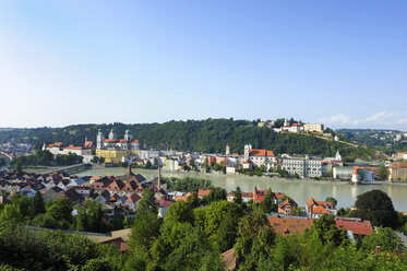 Germany, Bavaria, View of Passau with St Stephans Cathedral and Inn river - LH000116