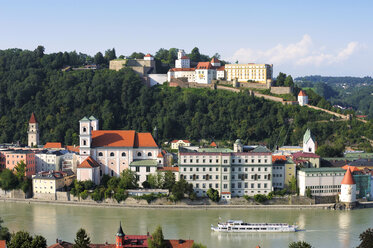 Germany, Bavaria, View of Fortress Oberhaus, St. Michael's Church and Inn River - LH000117