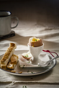 Ei mit getoastetem Weißbrot auf Teller und Kaffeetasse, Nahaufnahme - SBDF000073