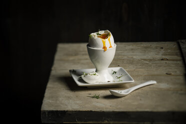 Aufgeschlagenes Ei im Eierbecher mit Kresse und Löffel, Nahaufnahme - SBDF000068