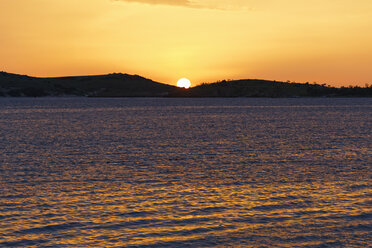 Türkei, Blick auf Foca bei Sonnenuntergang - SIEF003724