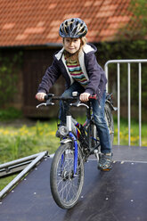 Deutschland, Baden Württemberg, Porträt eines Mädchens auf dem Fahrrad - SLF000091