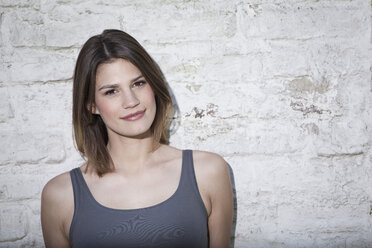 Germany, Cologne, Portrait of young woman, smiling - FMKF000817