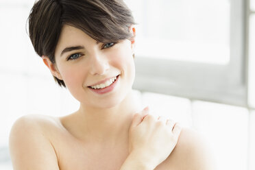 Germany, Bavaria, Munich, Portrait of young woman, smiling - SPOF000375