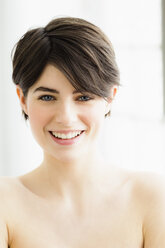 Germany, Bavaria, Munich, Portrait of young woman, smiling - SPOF000376