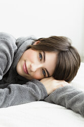 Germany, Bavaria, Munich, Portrait of young woman relaxing, smiling - SPOF000384