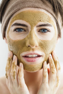 Germany, Bavaria, Munich, Portrait of young woman with clay mask, close up - SPOF000421