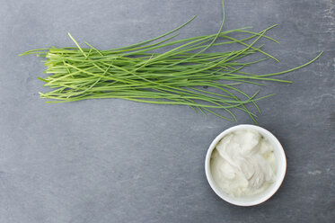 Bow of curd with chives, close up - LVF000068