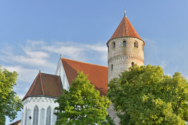 Deutschland, Kaufbeuren, Blick auf die Kirche St. Blasius und den gotischen Turm - SHF000709