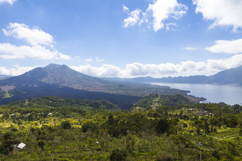 Indonesien, Blick auf den vulkanischen Berg Batur mit Vulkansee, lizenzfreies Stockfoto