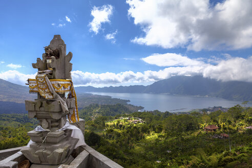 Indonesien, Blick auf den vulkanischen Berg Batur mit Vulkansee, an einem Tempel - AMF000004