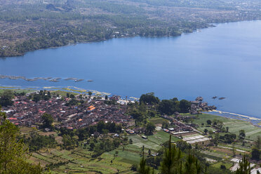 Indonesien, Blick auf den vulkanischen Berg Batur mit Vulkansee - AMF000006