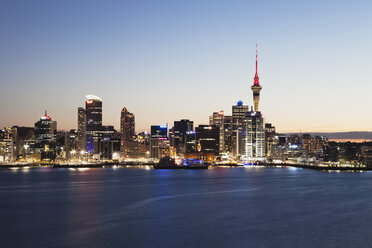 New Zealand, Auckland, View of city during sunset - GW002180
