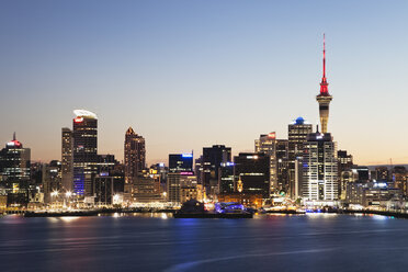 New Zealand, Auckland, View of city during sunset - GW002181