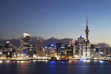 Neuseeland, Auckland, Blick auf die Stadt bei Sonnenuntergang - GW002196