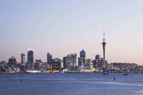 Neuseeland, Auckland, Blick auf die Stadt bei Sonnenuntergang - GW002182