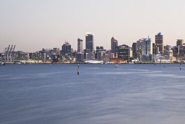 Neuseeland, Auckland, Blick auf die Stadt bei Sonnenuntergang - GW002183