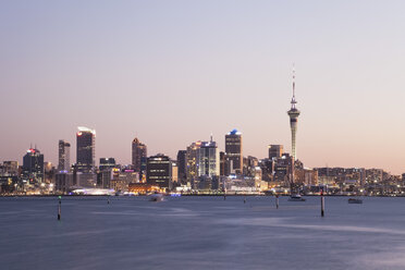 Neuseeland, Auckland, Blick auf die Stadt bei Sonnenuntergang - GW002184